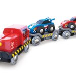 Võidusõiduautosid vedav rong