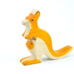 Puidust känguru pojaga