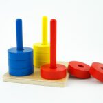 Värviketaste pulga otsa ajamine (Montessori)